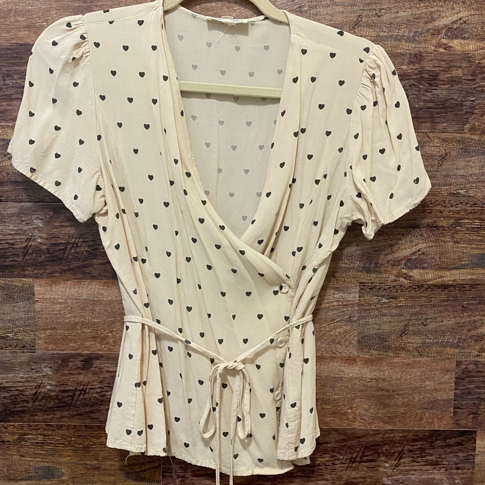 Side button fit and flowy blouse
